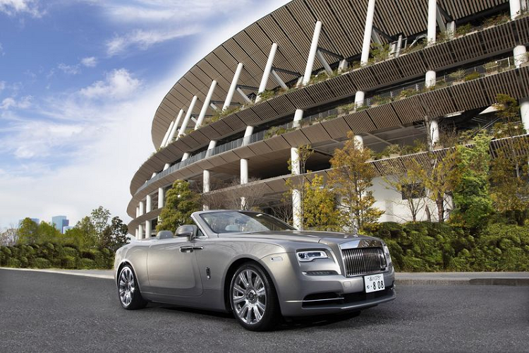  Rolls-Royce Dawn The Kita mới được đặt tên theo tên của dinh thự sang trọng "The Kita Tea House" ở trung tâm Tokyo, Nhật Bản. Thú vị hơn là Rolls-Royce đã hợp tác với chính kiến trúc sư Kengo Kuma, người đã thiết kế tòa nhà độc đáo nói trên, để tạo ra Dawn "The Kita".