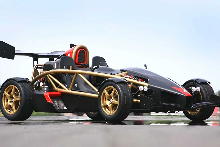 1. Ariel Atom 500 (2,3 giây): Với khối lượng chỉ 550 kg cùng động cơ V8 3.0L mạnh 500 mã lực, Ariel Atom 500 có tỷ lệ công suất/khối lượng là 909 mã lực/tấn. Mẫu xe này có thể chạm mốc 100 km/h từ vị trí đứng im trong 2,3 giây. Ariel Atom 500 là  siêu xe số sàn từng giữ kỷ lục mẫu xe thương mại hoàn thành vòng đua Top Gear nhanh nhất trong 2 năm, cho đến khi Pagani Huayra phá vỡ kỷ lục đó.