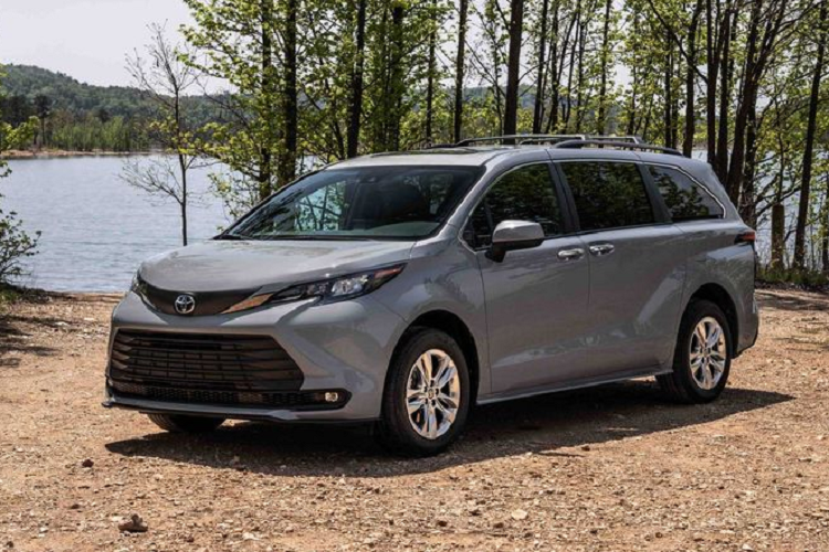  Toyota Sienna Woodland SE 2021 mới (bản Special Edition) sẽ được bán ra từ mùa thu năm nay với giá từ 46.565 USD (khoảng 1,06 tỷ đồng), đã gồm phí vận chuyển, phiên bản Platinum có giá 51.975 USD (khoảng 1,18 tỷ đồng) chưa gồm các tùy chọn.