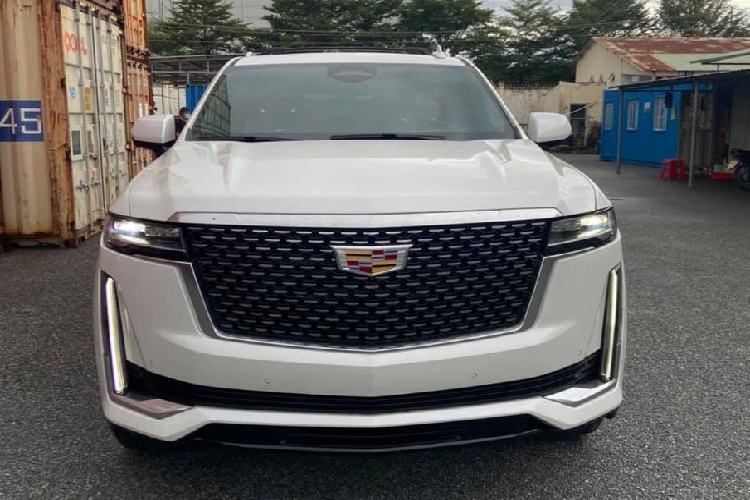 Mới đây, một đơn vị nhập xe tư nhân trong nước đã đưa về chiếc  Cadillac Escalade ESV 2021 màu trắng đầu tiên tại Việt Nam. Được biết, chiếc Cadillac Escalade 2021 này thuộc thế hệ thứ 5 và có mức giá dự kiến gần 9 tỷ đồng.