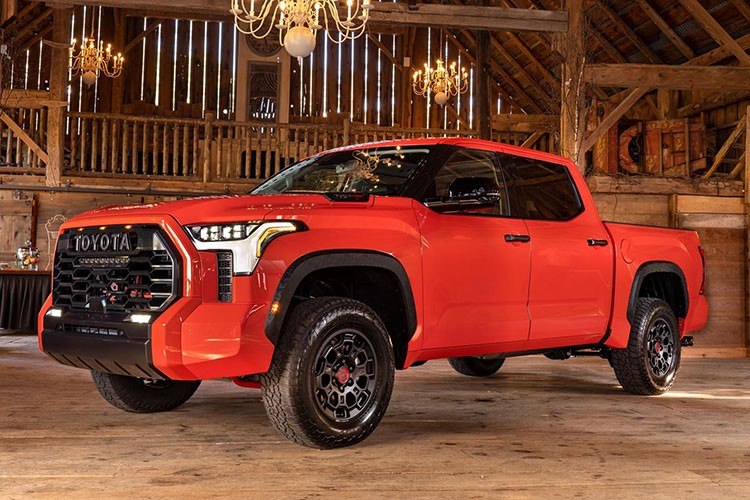  Toyota Tundra 2022 mới được ra mắt vào hồi tháng 9/2021 với màn "lột xác” từ “trong ra ngoài”, từ khung sườn, nền tảng cho đến thiết kế ngoại, nội thất cùng các trang bị công nghệ đi kèm.