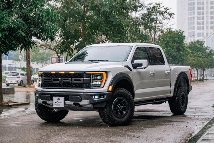 Đây là chiếc  Ford F-150 Raptor 2022 mới về nước theo diện nhập khẩu tư nhân và không được phân phối chính hãng. Đây là chiếc đầu tiên được đưa về Việt Nam và cũng là độc nhất tính đến thời điểm hiện tại. Giá xe Ford F-150 Raptor 2022 chưa được tiết lộ, nhưng dự đoán mẫu xe này sẽ có giá trên 5 tỷ đồng. 