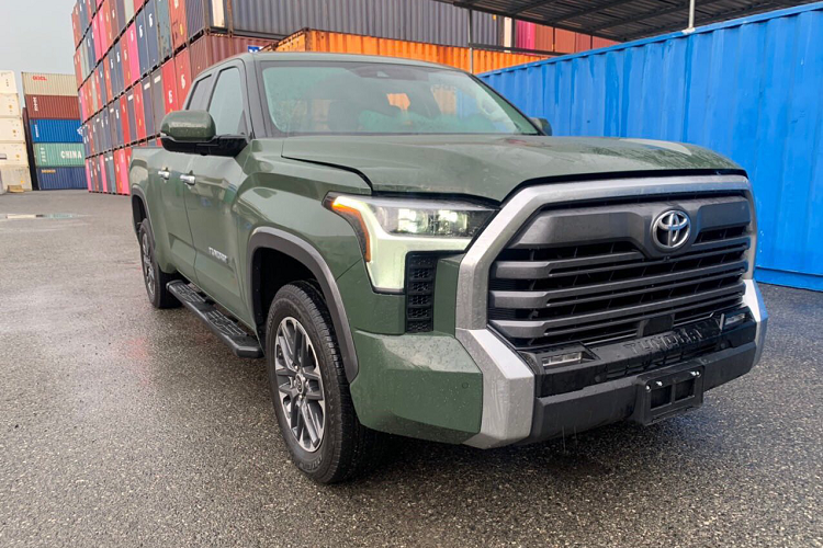 Sau nhiều tháng được chào bán tới khách hàng trong nước, một chiếc  Toyota Tundra 2022 mới vừa được khui công tại cảng ở Việt Nam. Xe được đưa về từ Mỹ thông qua một đơn vị chuyên kinh doanh xe nhập khẩu tại Hà Nội. Đây là chiếc Toyota Tundra đời mới đầu tiên về Việt Nam. Theo thông tin từ đơn vị này, giá xe Toyota Tundra 2022 Limited bán ra hơn 4,5 tỷ đồng. Giá bán này có thể coi là tương đồng với Ford F-150.