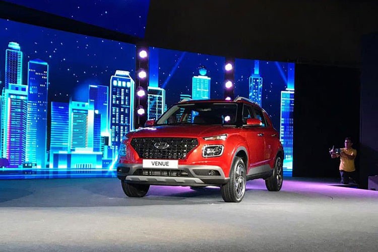 Vừa qua, Hyundai Motor India đã tung ra phiên bản facelift Venue 2022 mới tại thị trường Ấn Độ, mức  giá xe Hyundai Venue 2023 sẽ dao động từ 753.100 - 1.232.000 Rupee (tương đương khoảng 224 - 367 triệu đồng). Hyundai công bố rằng, họ đã nhận được hơn 15.000 đơn đặt hàng cho mẫu SUV cỡ nhỏ này.