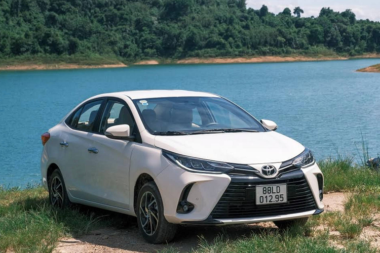 Trong số loạt xe ôtô Nhật giảm giá tại Việt Nam tháng 9/2022, Toyota đang áp dụng khuyến mại cho xe sedan hạng B Vios phiên bản E MT, E CVT và G CVT gồm gói quà tặng trị giá 15 triệu đồng, một năm bảo hiểm thân vỏ chính hãng Toyota và gói phụ kiện gồm camera hành trình, vè che mưa, bơm lốp điện tử.