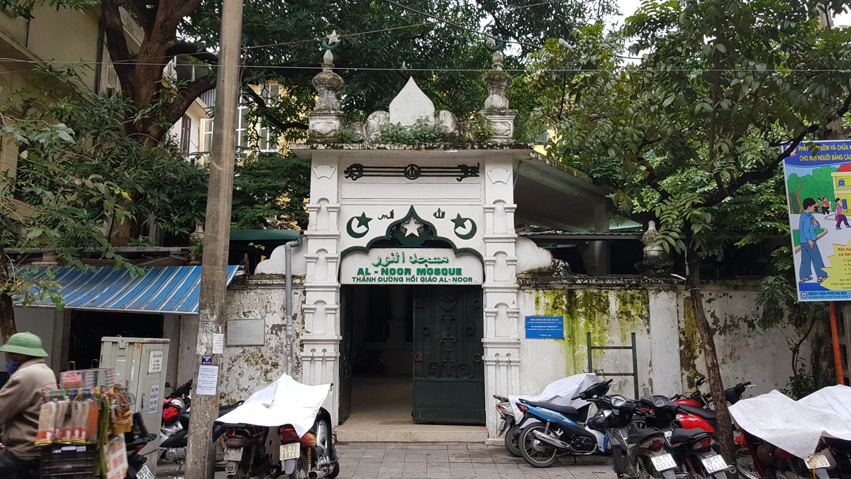 Thánh đường Hồi Giáo Al-Noor (Al-Noor Mosque) ngụ tại số 12 Hàng Lược, Hoàn Kiếm, Hà Nội. Đầu thế kỷ 19, các thương gia từ Ấn Độ và các nước Trung Đông đã đến miền Bắc Việt Nam để mua bán vải vóc và trao đổi tiền tệ. Họ là nhóm thương gia giàu có và nắm giữ thị phần lụa, vải vóc lớn. Ảnh: Trọng Nghĩa