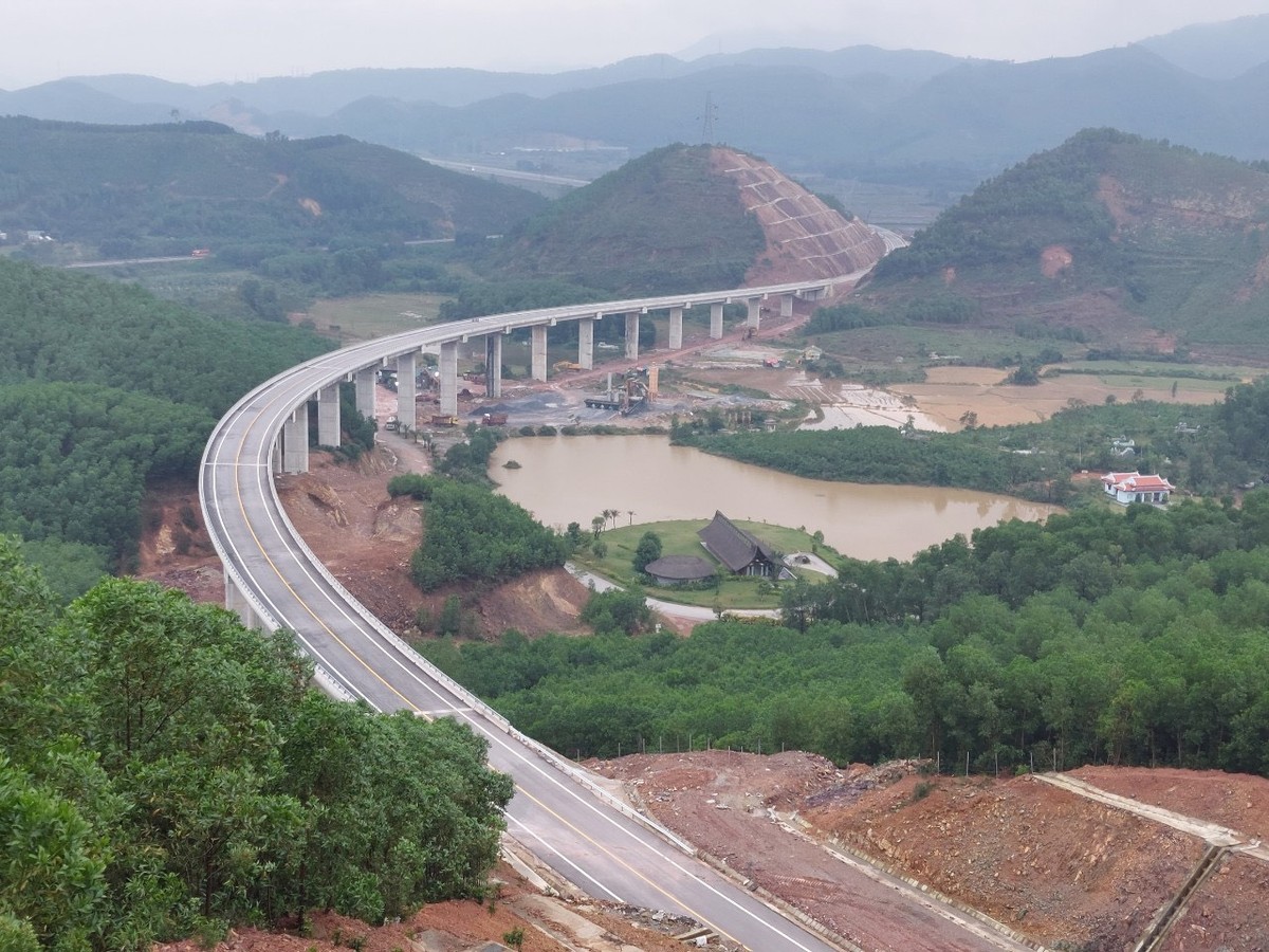 Dự án  cao tốc đoạn Cam Lộ - La Sơn được khởi công vào năm 2019, có tổng chiều dài 98,3 km, với tổng mức đầu tư là hơn 7.600 tỷ đồng, đi qua địa bàn 2 tỉnh là Quảng Trị và Thừa Thiên- Huế. Tuyến cao tốc Cam Lộ - La Sơn thuộc dự án xây dựng một số đoạn đường cao tốc trên tuyến Bắc - Nam phía đông giai đoạn 2017 -2020.