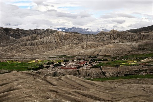 Mustang thuộc Nepal giáp cao nguyên Tây Tạng, Trung Quốc. Trong một khoảng thời gian dài “ Vương quốc bị lãng quên” Mustang bị nhầm lẫn với thung lũng huyền thoại Shangri-La được miêu tả trong các tiểu thuyết. Do tọa lạc ở vị trí địa lý tương đối hiểm trở, vương quốc Mustang đã thực sự bị quên lãng cho tới khi được các nhà thám hiểm tái phát hiện vào năm 1981.