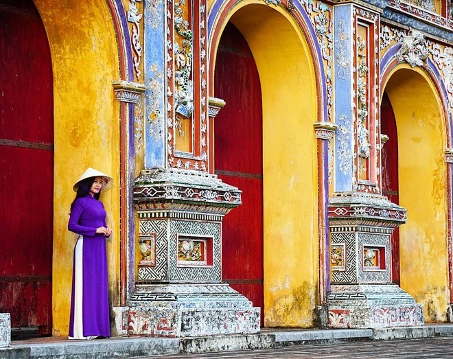 Sau chiến tranh, di tích Huế bị tàn phá nghiêm trọng. Năm 1981, Tổng giám đốc UNESCO ra lời kêu gọi cứu vãn di sản văn hóa Huế. Với những nỗ lực tích cực từ Việt Nam lẫn quốc tế, ngày 11/12/1993, Quần thể di tích Cố đô Huế được UNESCO công nhận di sản văn hóa thế giới. Năm 2018 là kỷ niệm 25 năm sự kiện này, cũng đồng thời kỷ niệm 15 năm Nhã nhạc - âm nhạc cung đình Việt Nam được vinh danh di sản văn hóa phi vật thể nhân loại (2003-2018).