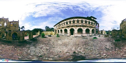  Lâu đài Kellie (Kellie's Castle, hay còn được gọi là Kellie's Folly) được Kellie William Smith, ông chủ quản lý đồn điền người Scotland xây dựng vào năm 1915. Ngày nay, Kellie’s Castle thuộc bang Perak, Malaysia, cách thành phố Ipoh khoảng 20 phút đi xe.  