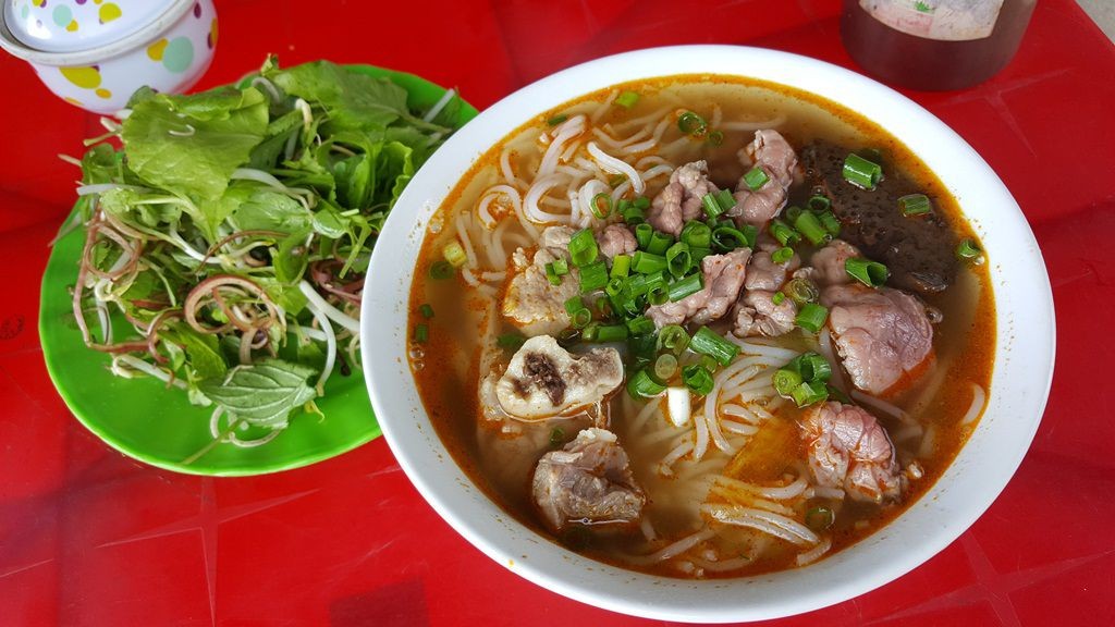 Bún bò Huế: Đây là món ăn nổi tiếng được nhiều du khách biết đến nhất trong các món  đặc sản Huế. Bún bò Huế mang một hương vị đặc trưng riêng mà không nơi nào có được, đó là vị ngọt thanh của gia vị cùng với mùi sả, ruốc, nước dùng, thịt luộc ăn kèm với rau thơm, chanh, tiêu, nước mắm…tạo nên sức hấp dẫn tới lạ lùng.