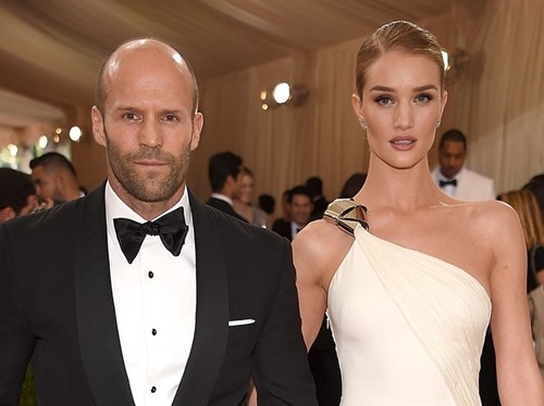 Người đẹp Rosie Huntington-Whiteley thường xuyên diện  váy áo sexy mỗi khi xuất hiện cùng tài tử Jason Statham.