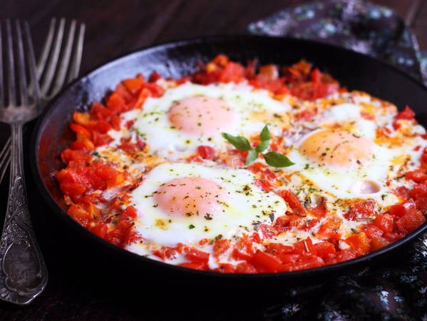 Shakshouka là món ngon của ẩm thực Israel gồm trứng nấu cùng với sốt cà chua cay. Vị ngọt thanh của cà chua, cay nồng của ớt cùng trứng béo ngậy là món ăn sáng ưa thích của người Israel.