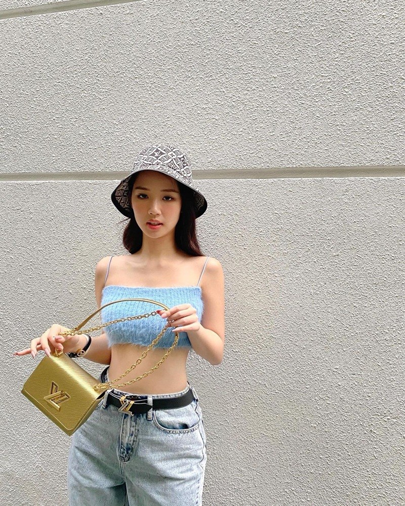 Nữ ca sĩ Amee ưu ái với mẫu crop-top len phối với quần jeans nhằm khoe vòng eo thon thả, nhấn nhá phong cách thời trang đường phố thời thượng.