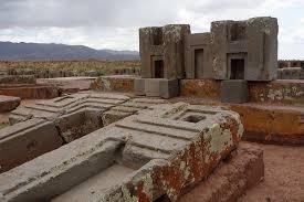 Di chỉ Puma Punku ở Bolivia nổi tiếng thế giới khi bị hoài nghi là kiến trúc do  người ngoài hành tinh xây dựng nên. Sở dĩ người ta đưa ra giải thuyết này là bởi Puma Punku có nhiều điểm đặc biệt.