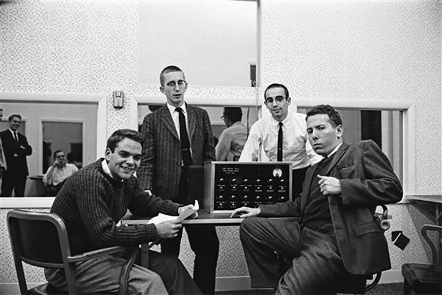 Giáo sư Stanley Milgram công tác tại Đại học Yale năm 1961. Tại đây, ông đã thực hiện một  thí nghiệm biến con người thành "ác quỷ" gây rúng động dư luận.