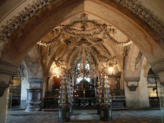 Nằm ở ngôi làng cùng tên thuộc ngoại ô Kutna Hora, Cộng hòa Séc, nhà thờ Sedlec Ossuary trở thành một trong những địa điểm nổi tiếng nhất thế giới. Nguyên do là bởi  nhà thờ dùng xương người làm nội thất trang trí.