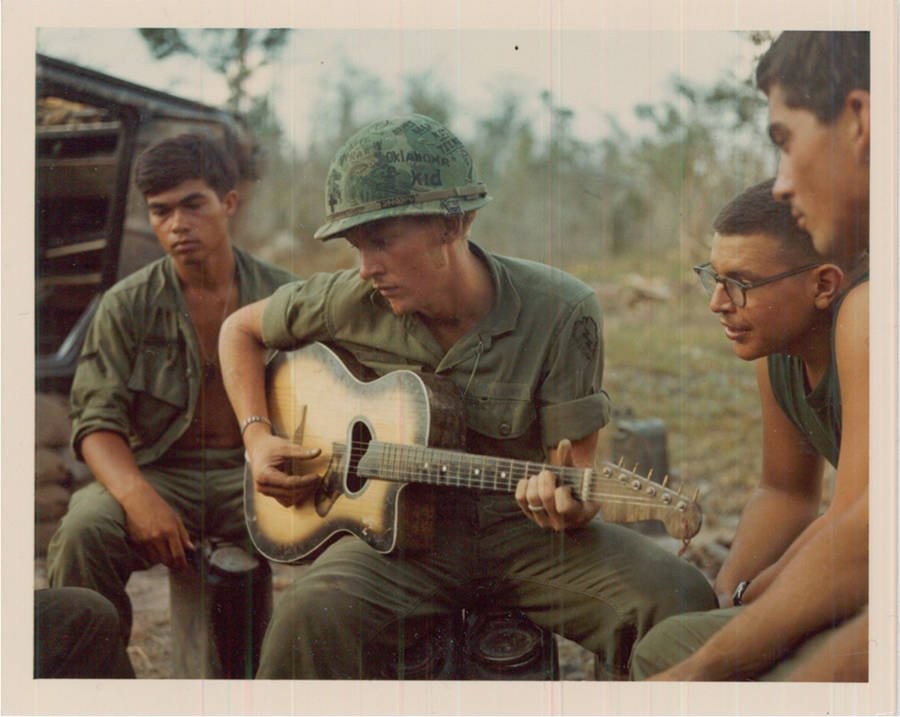 Một nhóm binh  lính Mỹ ngồi đánh đàn và ca hát trên một chiến trường hồi tháng 1/1968.