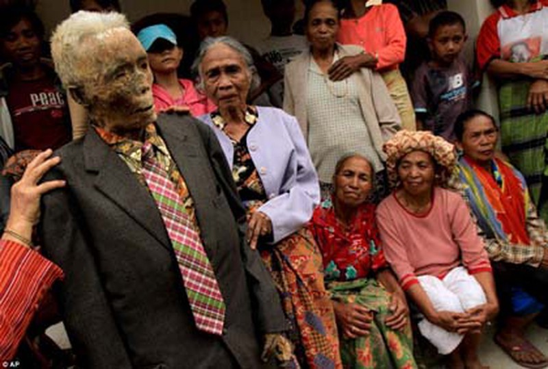 Sinh sống ở huyện miền núi Tana Toraja, tỉnh Nam Sulawesi (Indonesia), người Baruppu gây chú ý với một phong tục truyền thống độc đáo  đưa người chết ra khỏi mộ có tên Ma'nene.