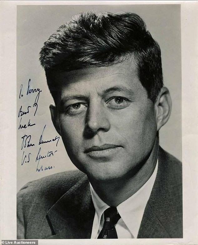  Tổng thống Kennedy là một trong những ông chủ Nhà Trắng nổi tiếng nhất lịch sử Mỹ. Theo đó, hơn 100 món đồ liên quan đến ông được đem bán đấu giá thu hút sự quan tâm của công chúng.