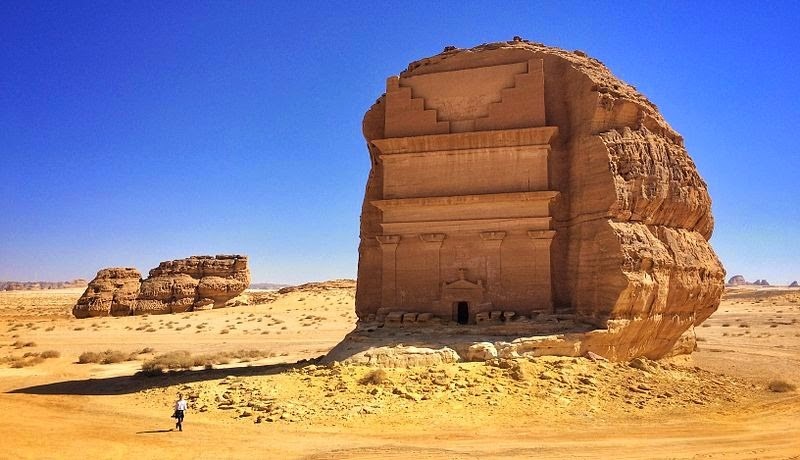 Mada'in Saleh là thành phố cổ nổi tiếng ở Saudi Arabia. Nơi đây hấp dẫn du khách bởi nó chứa một  lâu đài được tạc từ một tảng đá duy nhất có tên Qasr al-Farid.