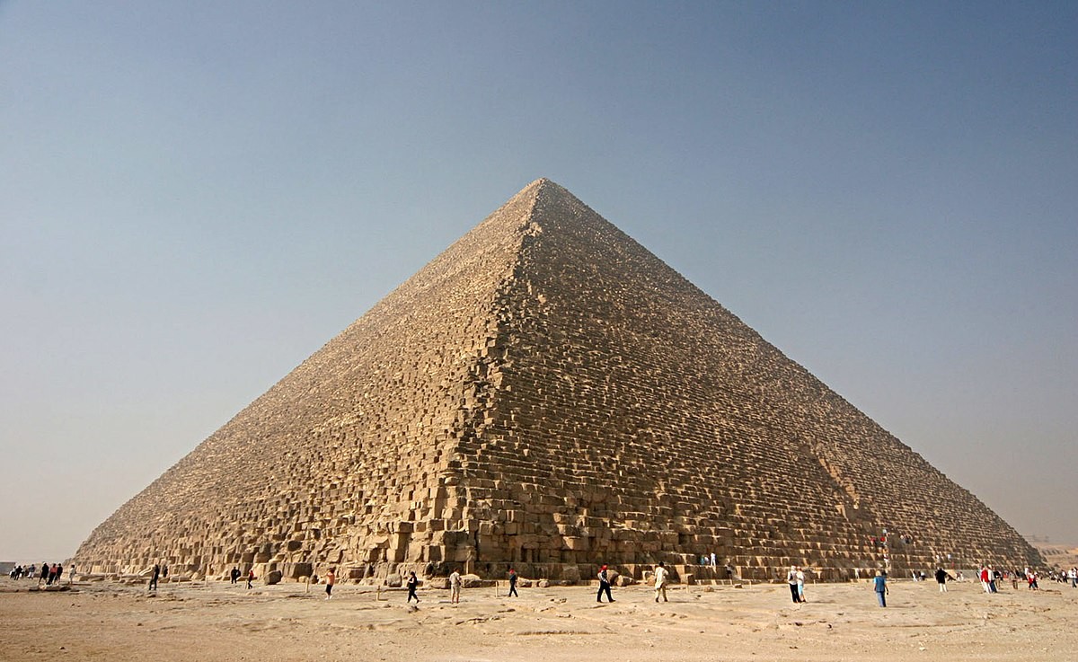 Đại kim tự tháp Giza hay con gọi kim tự tháp Kheops hoặc Khufu nằm ở vùng ngoại ô thủ đô Cairo của Ai Cập. Đây là  kỳ quan thế giới cổ đại duy nhất còn nguyên vẹn và tồn tại đến ngày nay.