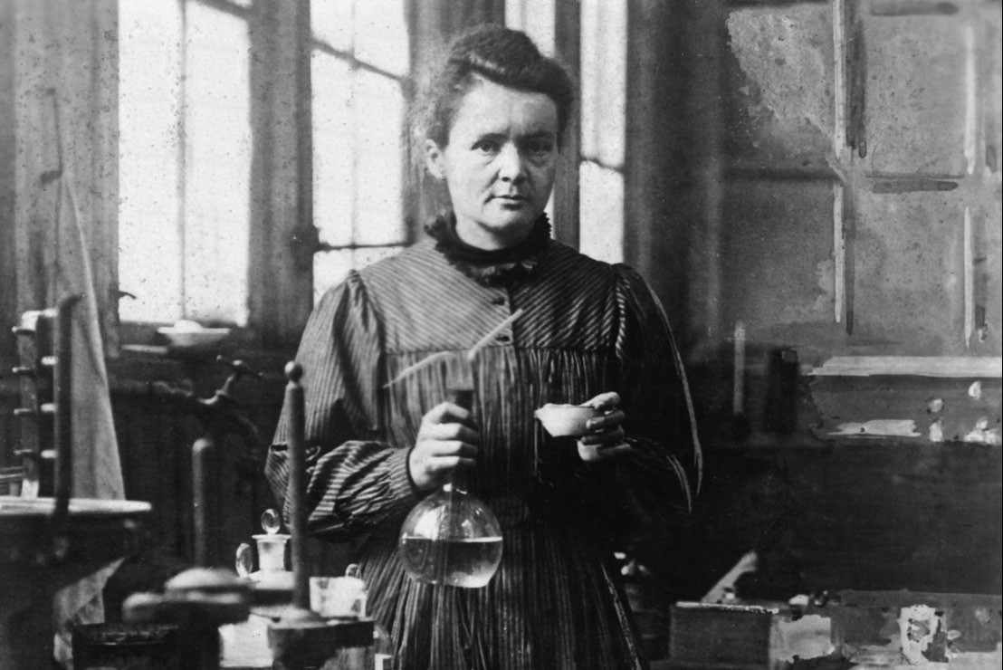 Marie Curie (1867 - 1934) là nhà khoa học người Pháp gốc Ba Lan nổi tiếng thế giới với nhiều  phát minh để đời. Trong số này có việc bà là người phát hiện ra một số các nguyên tố hóa học mới, bao gồm Radium và Polonium.