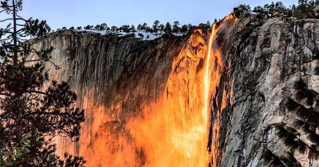 Nằm trong công viên quốc gia Yosemite, California, Mỹ, thác Horsetail được biết đến là nơi xảy ra  hiện tượng “thác lửa”. Hiện tượng này vô cùng hiếm gặp khi chỉ xảy ra ở thác nước này.