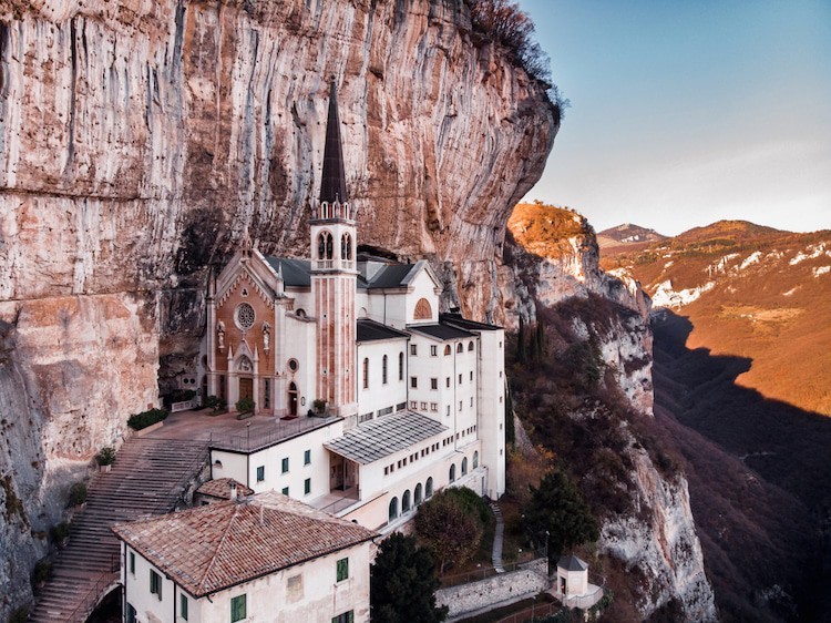 Nằm sát vách núi Baldo cao 550m, thánh đường Madonna della Corona ở Italy là điểm đến được hàng ngàn người ở nhiều nước trên thế giới tìm đến để chiêm ngưỡng. Nguyên do là bởi đây là  nhà thờ cheo leo trên vách núi đá có kiến trúc đặc biệt.