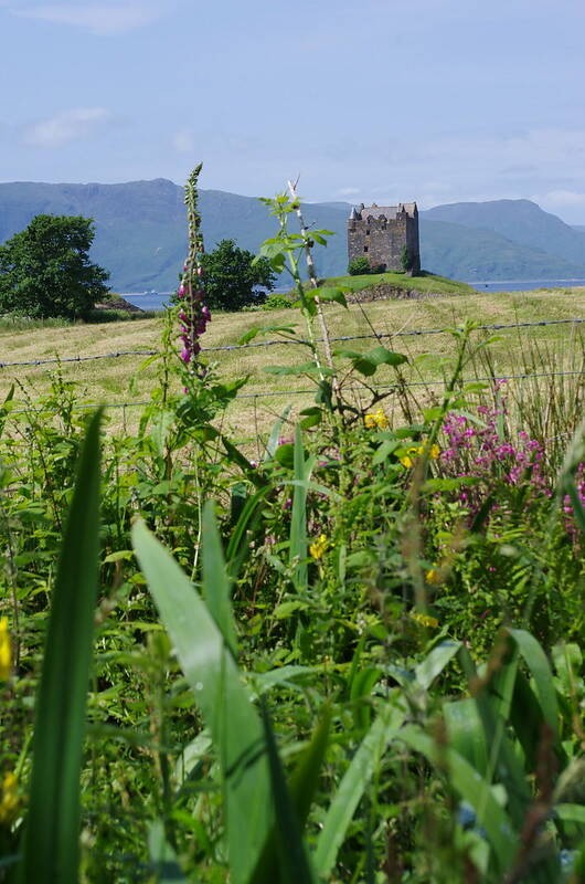 Stalker là  lâu đài cổ nổi tiếng ở Scotland, Anh. Công trình hàng trăm tuổi này nằm trên một hòn đảo tại Loch Laich nên mang vẻ đẹp khác biệt so với các tòa lâu đài trên đất liền.