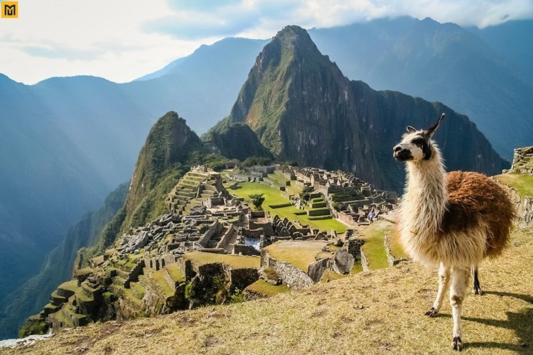 Nằm trên một sườn núi trong thung lũng Urubamba ở Peru, cách thành phố Cusco khoảng 80 km về phía Tây Bắc,  thánh địa Machu Picchu là di tích nổi tiếng của đế chế Inca tồn tại đến ngày nay.