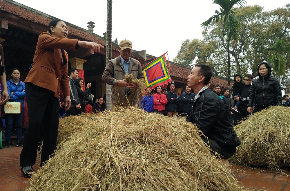 Sáng ngày 12/2 (tức mùng 8 tháng Giêng), tại sân đình Thị Cấm (Xuân Phương, Nam Từ Liêm, TP Hà Nội) đã tưng bừng diễn ra  lễ hội thổi cơm thi làng Thị Cấm.