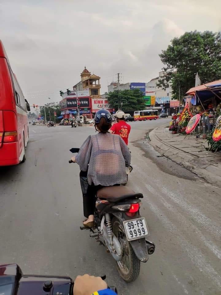 Mới đây trên MXH, hình ảnh một cô gái điều khiển xe máy với BKS Bắc Ninh gây chú ý CĐM. Điều khiến CĐM chú ý không chỉ đến bởi biển số xe toàn 9 của mà đó là gu  thời trang xuyên thấu của "nữ nhân" này.