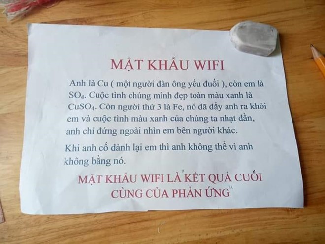 Với nhiều người, việc hỏi  mật khẩu wifi ở 1 điểm đến là điều khá bình thường. Tuy nhiên, không phải bất cứ đâu cũng để password dễ tìm, điển hình như việc bạn buộc phải giải 1 bài toán hay hóa để có được thứ mình cần.