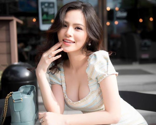  Những ngày gần đây, thông tin  hot girl Mì Gõ - Phi Huyền Trang bị tố cướp chồng, lộ clip nóng và đi khách giá 200 triệu khiến cộng đồng mạng không khỏi xôn xao, đổ dồn sự chú ý về cô gái này.