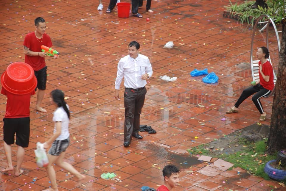 Học sinh luôn có tâm lý "sợ" và "ngại" thầy cô, và chính cái suy nghĩ đấy đã khiến cho những buổi học trở nên "lạnh tanh". Tuy nhiên, trong  ngày bế giảng, các thầy cô cũng không thể thoát khỏi thảm cảnh ướt như chuột.