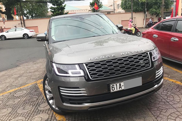 Mới đây, một doanh nhân đến từ Bình Dương đã tậu chiếc xe  Range Rover Autobiography đời 2018, mẫu SUV hạng sang này thuộc diện chính hãng. Đây cũng được xem là người đầu tiên tại Việt Nam được đại lý chính hãng Jaguar Land Rover bàn giao xe và ra biển số trắng.