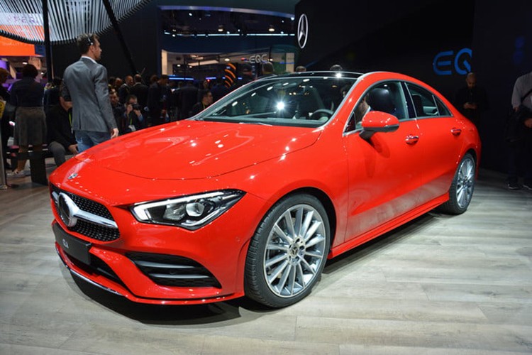 Mercedes vừa chính thức giới thiệu mẫu CLA Coupe thế hệ mới tại triển lãm CES 2019 đang diễn ra tại Las Vegas với rất nhiều hứa hẹn. Mẫu  xe Mercedes-Benz CLA 2020 hoàn toàn mới sẽ vẫn duy trì phong cách thiết kế sedan coupe trẻ trung, và trông giống như một phiên bản thu nhỏ của dòng CLS 2019 đã ra mắt vào năm ngoái.