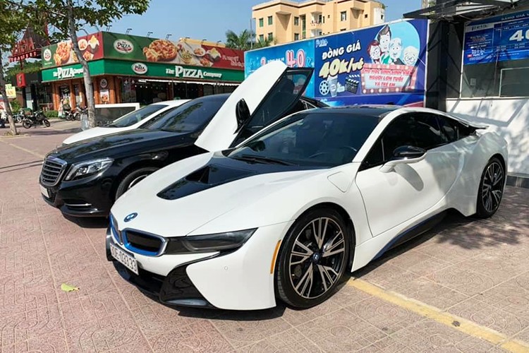 Mẫu  siêu xe BMW i8 từng là hiện tượng tại Việt Nam vào những năm 2015 do yếu tố thương hiệu, thẩm mỹ và giá bán chỉ dao động từ 7 đến 8 tỷ đồng. Sau trào lưu chơi "siêu xe xanh" BMW i8, nó đã nhanh chóng xuống giá - thậm chí thành trào lưu siêu xe giá rẻ cho dân chơi hiện nay.