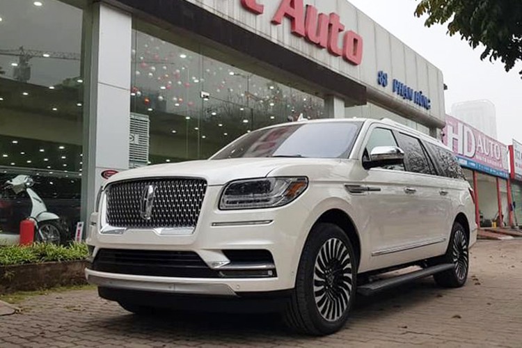 Mẫu xe  SUV hạng sang Lincoln Navigator mới đã có không dưới 6 chiếc được đưa về thị trường Việt Nam với các màu sắc như trắng, đen, tím vỏ nho hay màu xám và trắng. Mới đây, lại thêm 1 chiếc xe Lincoln Navigator L Black Label phiên bản năm 2019 màu trắng đã được một công ty nhập khẩu tư nhân tại Hà Nội đưa về. 