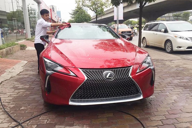 Chiếc Coupe hạng sang  Lexus LC 500 2018 đầu tiên cập bến Việt Nam vào tháng 12/2017 nhưng mãi đến nay mới được chủ nhân cho ra biển kiểm soát. Điều gây sốc giới mê xe tại Hà Nội chính là việc chủ nhân chiếc Coupe hạng sang Lexus LC 500 này sinh sống ở Thủ Đô nhưng lại cho xe mang biển kiểm soát của TP HCM.