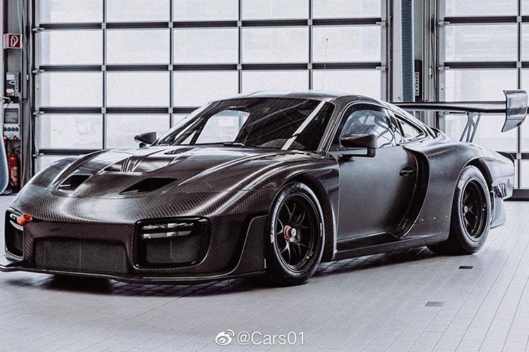  Siêu xe Porsche 935 2019 trông vô cùng huyền bí và thể thao với toàn bộ thân xe được phủ sợi carbon trần, đen hoàn toàn. Các chi tiết thân xe của nó khiến mọi người phải ngoái nhìn, đó là sự kết hợp giữa tính độc quyền, công nghệ và khí động học tuyệt vời.