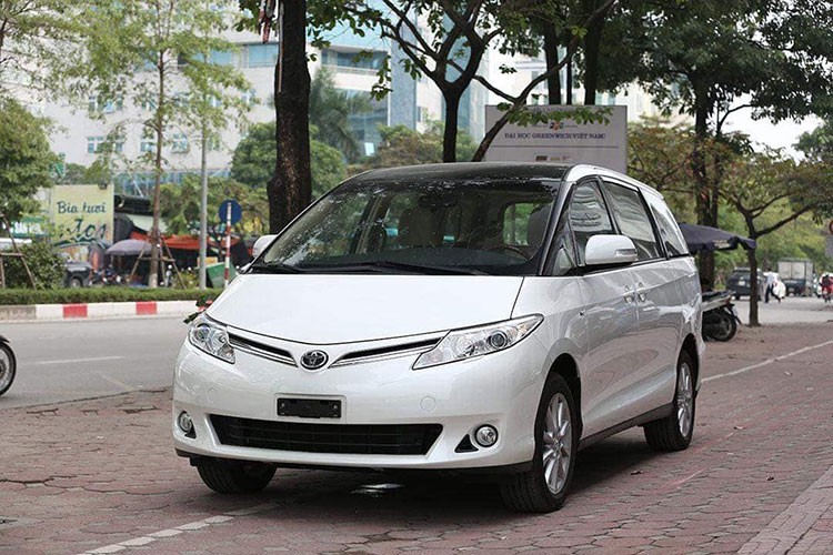 Mới đây, một chiếc  Toyota Previa 2019 mới được một cơ sở nhập khẩu tư nhân tại Hà Nội đưa về nước khá bất ngờ. Chiếc xe này thuộc bản trang bị GL 2.4 và chỉ là phiên bản nâng cấp giữa vòng đời được giới thiệu vào năm 2012 chứ không phải bản facelift mới nhất giới thiệu vào năm 2016 tại thị trường Nhật Bản.