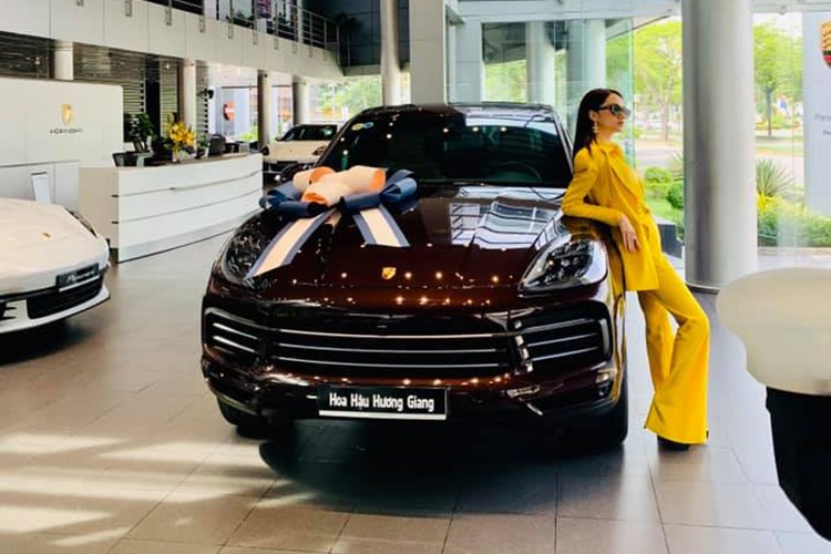 Mới đây, hoa hậu Hương Giang bất ngờ tậu thêm cho mình một chiếc xe SUV thể thao hạng sang  Porsche Cayenne 2020 mới theo diện chính hãng. Trước đó người đẹp chuyển giới đã từng sở hữu hai chiếc xe sang thương hiệu Đức khác là Mercedes-Benz GLC 300 và BMW 7-Series.