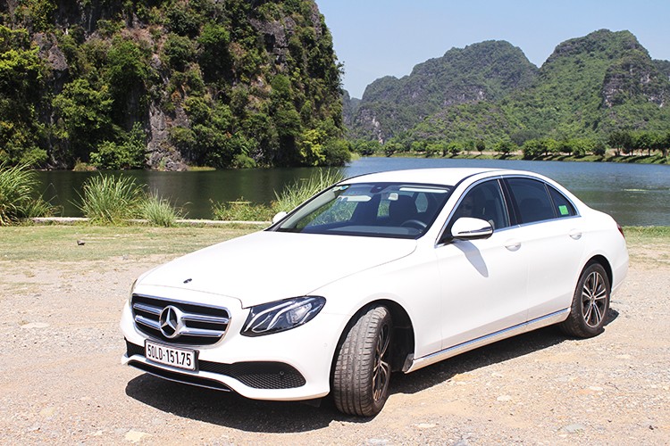 Dòng  xe sang Mercedes-Benz E-Class hiện đang được ưa chuộng nhất tại thị trường Việt Nam hiện nay. Tuy nhiên, do giá bán của dòng E-Class hiện đang dao động từ 2,13 - 2,9 tỷ đồng nên đối tượng tiếp cận dòng xe này chủ yếu vẫn là các khách hàng có thu nhập cao.