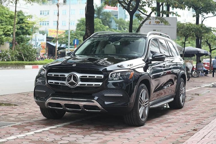 Tại thị trường Việt, mẫu xe SUV hạng sang  Mercedes-Benz GLS 450 4Matic 2020 mới nhập khẩu tư nhân chỉ có số lượng đếm trên đầu ngón tay. GLS đời mới hiện cũng đã được bán chính hãng tại Việt Nam thế nên các doanh nghiệp nhập khẩu tư nhân chỉ đưa về theo đơn đặt hàng của khách. Phiên bản nhập Mỹ có một số điểm khác biệt so với xe chính hãng tại Việt Nam.