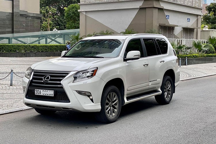 Nếu mức giá 5,69 tỷ đồng cho một chiếc xe sang Lexus GX460 facelift đời 2020 là quá cao so với tầm với của nhiều người, thì lựa chọn xe đã qua sử dụng “đời chưa sâu” là một gợi ý. Chiếc  Lexus GX 460 đời 2016 đang được chào bán trên sàn xe cũ Hà Nội này là một ví dụ.