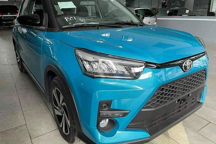 Sau khi giới tư vấn bán hàng đồng loạt hé lộ về thời điểm ra mắt Việt Nam của  Toyota Raize 2022 mới (vào khoảng tháng 11 tới), mới đây mẫu SUV cỡ nhỏ này đã bất ngờ được đưa về một đại lý tại Hà Nội khiến nhiều người dùng yêu thích thương hiệu Toyota khá bất ngờ và thích thú.