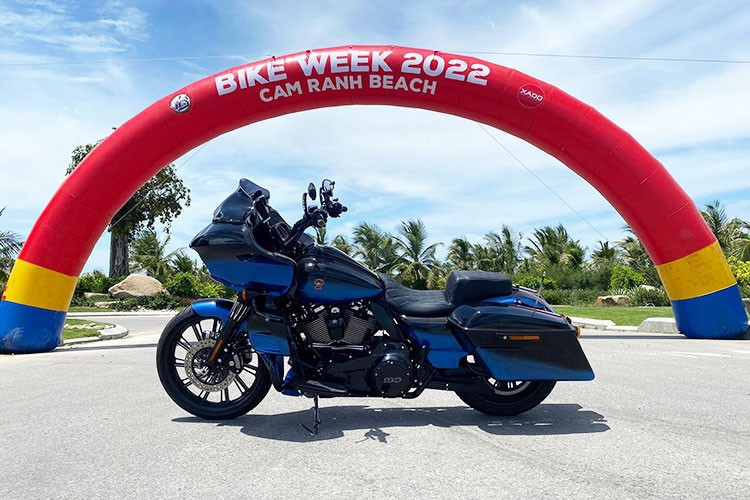 Đại hội môtô  Cam Ranh Bike Week 2022 năm nay có hàng trăm xe môtô khủng và cả nghìn bikers của nhiều hội nhóm, Câu lạc bộ (Clb), tổ chức và cá nhân… trên khắp các tỉnh thành trên dải đất hình chữ S đổ về thành phố biển Cam Ranh, tỉnh Khánh Hoà.