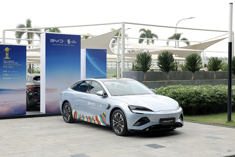 Tại sự kiện lái thử  xe BYD tại Việt Nam “Tuần lễ BYD - Technology Green Future”. Chương trình diễn ra từ ngày 15/06 đến hết ngày 19/06/2024 tại The Global City (Thành phố Thủ Đức, TP HCM) bao gồm các hoạt động chính: trưng bày và lái thử 03 dòng sản phẩm chủ lực BYD SEAL, BYD DOLPHIN và BYD ATTO 3; triển lãm công nghệ và kết nối hệ sinh thái của BYD cũng như các đối tác…